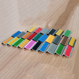 Bande PVC plate antidérapante moderne, écologique et durable pour les bords d'<span class=keywords><strong>escalier</strong></span>, <span class=keywords><strong>bandes</strong></span> de sécurité <span class=keywords><strong>antidérapantes</strong></span>, imperméables, classe B1, résistantes au feu - Product Image 2