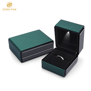 Scatola per Gioielli Zebo con Luce LED, Piccola Scatola Rettangolare di Lusso in Pelle PU per Anelli con Imballaggio in Velluto - Product Image 4