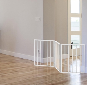 Puerta de perro de madera retráctil plegable de 54x24 pulgadas, barrera de seguridad para mascotas de 3 paneles para interiores y exteriores, fácil de instalar, valla blanca superventas - Product Image 1