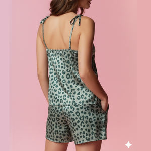 Set Pigiama Estivo da Donna Due Pezzi con Camicia Cardigan a Maniche Corte con Colletto alla Marinara e Fiocco Frontale, Pantaloncini Larghi con Stampa Leopardata - Product Image 4