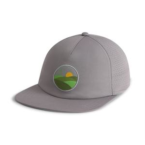 หมวกแก๊ปแบบมีรูระบายอากาศ 5 แผง ปีกแบน ปรับขนาดได้ พร้อมโลโก้แบบกำหนดเอง ป้ายยางกันน้ำ สำหรับกอล์ฟ - Product Image 1