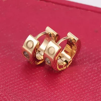 Pendientes de tachuelas de diseño inspirado en la famosa marca para mujer, joyería de oro, pendientes de acero inoxidable con clavos