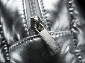 กระเป๋าเครื่องสำอางเมทัลลิก Y2K แบบพกพา สีเงิน ดีไซน์ล้ำยุค สำหรับเดินทาง - Product Image 3