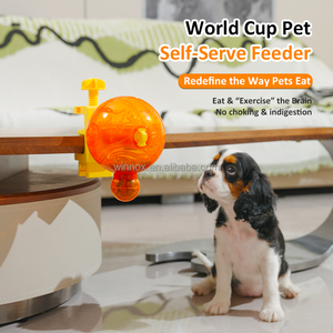 2026 FI FA WorldCu Distributeur de friandises interactif pour animaux de compagnie en forme de ballon de football, activé par les pattes de chien, avec fonction de coup de pied au but et de récompense automatique - Product Image 1