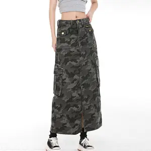 2024 nueva tendencia moda Vintage falda de mezclilla de camuflaje de longitud media para mujeres todo-fósforo chica caliente falda con abertura envuelta en la cadera