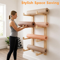 Support mural en bois pour tapis de yoga, support pour tapis de yoga à 4 niveaux, organisateur de tapis de yoga pour suspendre les rouleaux en mousse et les bandes de résistance