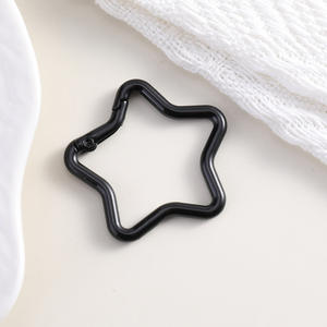 Porte-clés moderne et élégant en forme d'étoile, en métal poli, pour accessoires contemporains et style urbain - Product Image 4