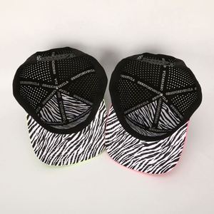 Gorra de rendimiento perforada con orificios cortados a láser, impermeable, con logotipo bordado, de 7 paneles y visera plana, personalizada al por mayor, tipo Snapback - Product Image 3