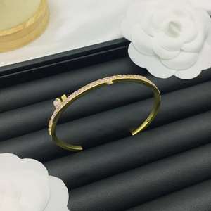 Pulsera con Letra F Más Vendida de F's, una Pulsera de Latón Vintage Clásica y Lujosa Disponible para Venta al por Mayor - Product Image 3