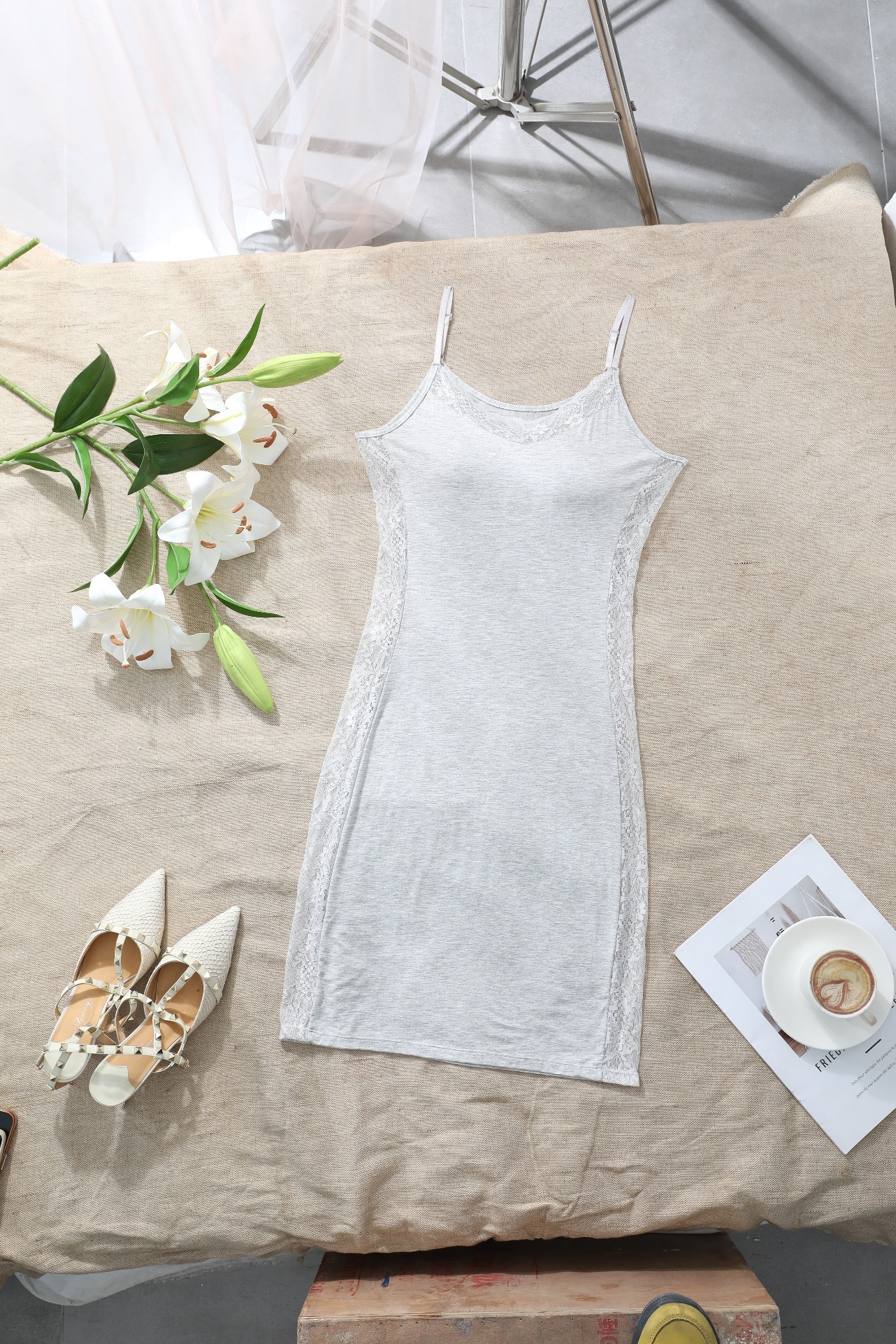 Seamless Lace Shapewear Bodysuit (F337): waistband, closure and adjustment-point detail