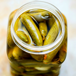 Concombres en conserve biologiques de qualité supérieure, croquants, en marinade au vinaigre, entiers, avec aneth, vente en gros pour restaurants - Product Image 1