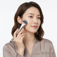 Pinceau de maquillage à manche en bois et poils synthétiques bicolores pour le fond de teint, le blending et le gloss à lèvres – Outils pour le visage