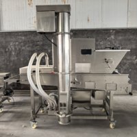 Commerciële machine voor het aanbrengen van paneermeel op kip, vis en garnalen met bloem en broodkruimels.