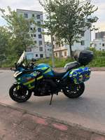 Moto de tourisme sportive d'occasion à refroidissement liquide, avec valises latérales et top-case, moteur à essence