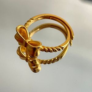 Anillo con Lazo Dorado, Joyería Electrochapada, Regalo de Moda para Mujer, Diseño de Nube Auspiciosa - Product Image 1