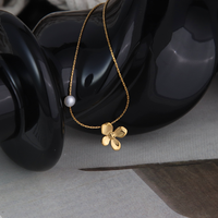 Collier Chris April en acier inoxydable 316L avec perle d'eau douce, design floral unique, breloques simples et tendance