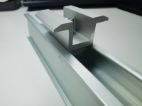 Support d'accessoires de fixation en aluminium de pince moyenne de panneau solaire de Hengli pour le système au sol de toit de montage solaire