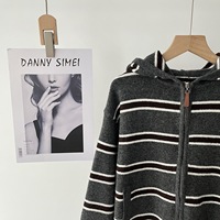 Cardigan en tricot gris à blocs de couleur et rayures pour femme, avec capuche intégrée et fermeture éclair, idéal pour l'automne 077-3822