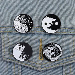 Spilla Smaltata Tai Chi Yin Yang Sole Luna Yinyang Taiji Gatto Pesce Lupo Spilla per Zaino Distintivo da Bavero Gioiello Regalo Ingrosso - Product Image 1