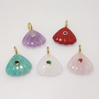 SEKIM JEWELRY Pendentif en coquillage sculpté avec pierres précieuses naturelles mélangées et incrustations de CZ, plaqué or, sans nickel, breloque bohème DIY, PD497