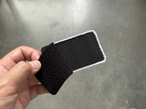 Etiquetas Tejidas Rectangulares Ecológicas Personalizadas al por Mayor, Sin Pedido Mínimo, Muestra Gratuita, con Pliegue Central y Borde Cosido - Product Image 4
