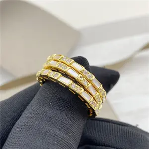 Anelli di diamanti quadrati con Design a serpente in acciaio inossidabile placcato oro 18 carati di moda classica gioielli famosi di lusso con anello in osso di serpente