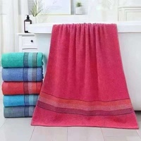 Serviette de Bain en Coton en Gros Prête à l'Expédition 70x140cm 370g Bordure Satinée Douce et Absorbante Plusieurs Styles pour Usage Domestique et Hôtelier
