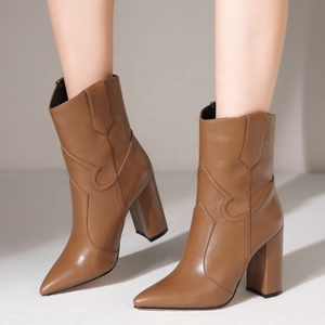 En stock Bottines d'hiver pour femme à bout pointu, talon épais, style mode, à enfiler, basiques - Product Image 1