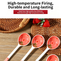 Jolie cuillère en céramique sous glaçure motif fraise |   Cuillère ergonomique à long manche anti-brûlure |   Vaisselle adaptée au lave-vaisselle et au stérilisateur