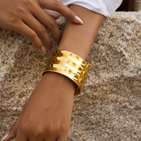 Bracelet en acier inoxydable plaqué or 18K PVD CELES, style minimaliste tendance hiver, large bracelet ondulé