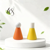 Bouteilles cosmétiques jaunes personnalisées, pot à crème triangulaire de luxe avec couvercles ronds, flacon pompe à lotion en plastique vide
