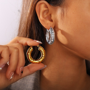 Pendientes Huggie con Textura en Forma de U, Chapados en Oro y Plata, Acero Inoxidable, 18K, para Uso Diario, Joyería de Moda para Mujer - Product Image 4