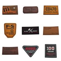 Étiquette en cuir marron personnalisée en PU avec logo en relief métallique pour vêtement