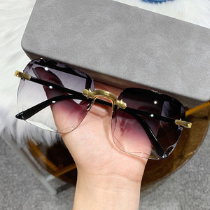 Occhiali lucidi senza montatura con taglio a bordo, 3 pezzi, con stile alla moda e riflessi di vetro, di tendenza, adatti per feste N2605041 - Product Image 4