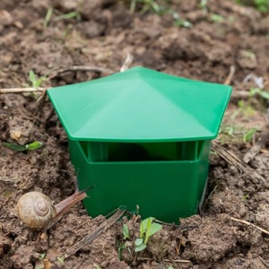 Trampa para Caracoles de Plástico Rectangular de 14cm X 14cm X 11cm para Control de Plagas en el Jardín - Product Image 1