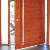 Puerta de Entrada Pivotante Moderna con Acabado de Madera Horizontal, Panel Lateral de Vidrio Esmerilado con Rejilla