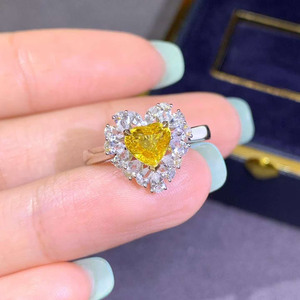 แหวนแซฟไฟร์สีเหลืองธรรมชาติทรงฮาโล่ ทองคำขาว 18K ประดับด้วยแซฟไฟร์สีขาว 15 เม็ด น้ำหนักรวม 0.918 กะรัต แหวนพลอยทรงฮาโล่ลายดอกไม้สำหรับสุภาพสตรี - Product Image 3