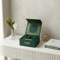 Boîte cadeau rigide magnétique de luxe vert olive personnalisée avec insert en velours pour l'emballage de coffrets cadeaux de bijoux et de produits de beauté