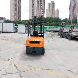 Chariot élévateur diesel d'occasion japonais de 3 tonnes avec hauteur de levage de 4 m, modèle 7F 3T 4M, mât à deux étages, pneus tout-terrain antidérapants - Product Image 2