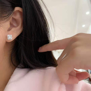 Orecchini quadrati scintillanti per donna, gioielli classici ed eleganti con pavé. - Product Image 4