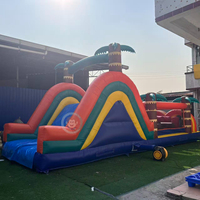 Parcours d'obstacles gonflable commercial pour enfants, avec toboggan et structure de saut en forme de palmier, jeu sportif