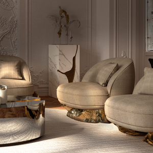 Canapé individuel moderne couleur caramel, inspiré des Cliffs, avec base incurvée, fauteuil en laiton martelé poli et revêtement en polyester - Product Image 1