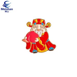 เหรียญตราเทพเจ้าแห่งโชคลาภเม่ยซาน ชุดแดง มงกุฎทอง ถือทองคำ  โลหะผสมแกะสลัก  รูปแบบดั้งเดิม สัญลักษณ์แห่งโชคลาภ ของขวัญ - Product Image 3