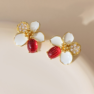 Pendientes Coreanos Chapados en Oro de 18K, Pendientes Florales Vintage con Gemas Rojas y Esmalte Blanco para Mujer - Product Image 2