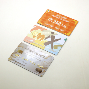 Tarjeta con chip de PVC personalizada de impresión de plástico CMYK con número en relieve de plata - Product Image 2