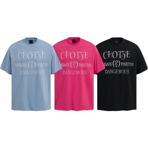 เสื้อยืดสตรีทแวร์สไตล์เรโทรใหม่ประจำฤดูร้อน ลายพิมพ์ 100% ตกแต่งด้วยคริสตัลและมุก แขนสั้น คอปก ทรงปกติ สำหรับผู้ชาย - Product Image 1