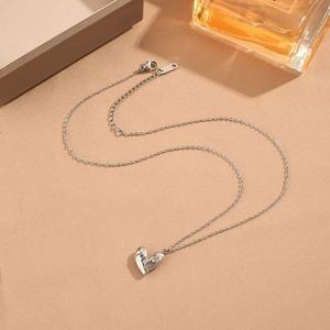 N514 Nuova Collana di Moda in Acciaio Inossidabile con Zirconi Colorati, Lusso Leggero, Cuore Invertito 18K - Product Image 4