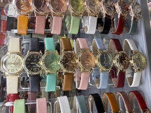 นาฬิกาผู้หญิง ตัวเรือนทรงกลมชุบทอง สายหนัง กันน้ำ นาฬิกาแฟชั่นอัจฉริยะ - Product Image 3