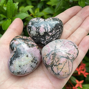 Venta al por mayor de cristales/piedras naturales talladas en forma de corazón para atracción de riqueza, piedra decorativa, mineral de piedra cruda triturada. - Product Image 1