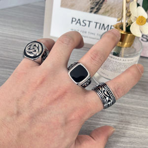 Anelli Popolari con Nodo Celtico Triquetra in Acciaio al Titanio, Accessorio Elegante per Uomo in Europa, Anello Unico per Dito - Product Image 2